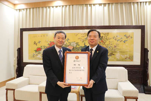 厦门大学党委书记张彦为余清楚（左一）颁发聘书。摄影 陈浪