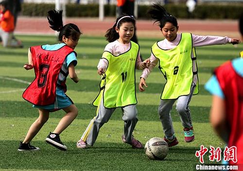 3月29日,河北大厂回族自治县城区第二小学的学生在进行对抗赛。 <a target='_blank' data-cke-saved-href='http://www.chinanews.com/' href='http://www.chinanews.com/'>中新社</a>记者 宋敏涛 摄 点击进入下一页