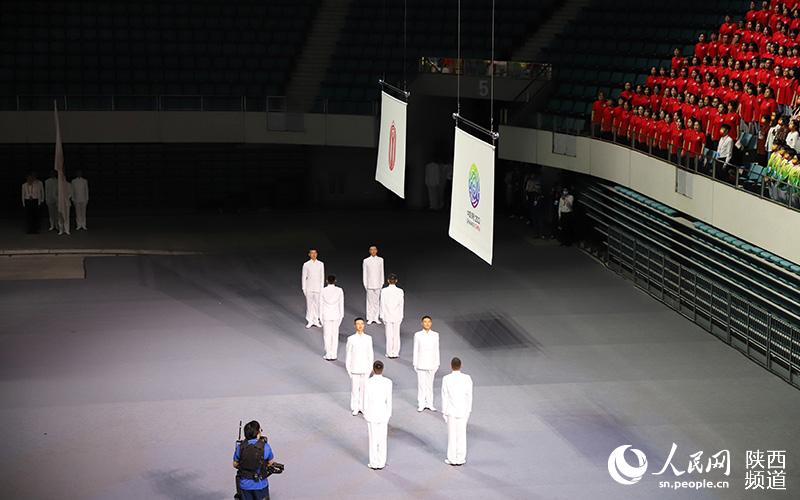 第十四届全国运动会闭幕式现场,这是全国运动会会旗和第十四届全运会会旗在闭幕式上降下。 人民网 邹星摄